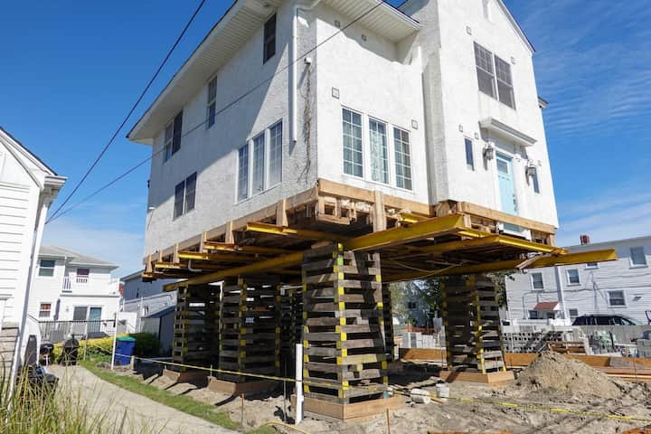 Located in Fresno, California, we are a company that specializes in house lifting, small distance house moving, piles and foundations.